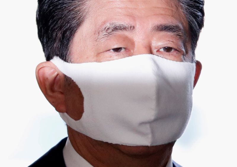 &copy; Reuters. Japan&apos;s Prime Minister Shinzo Abe wearing a protective face mask arrives at his official residence, amid the coronavirus disease (COVID-19) outbreak, in Tokyo