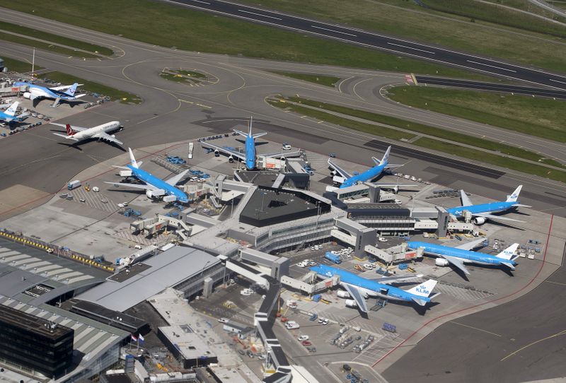 © Reuters. PAYS-BAS: SCHIPHOL (AÉROPORTS) VA SUPPRIMER PLUSIEURS CENTAINES D’EMPLOIS