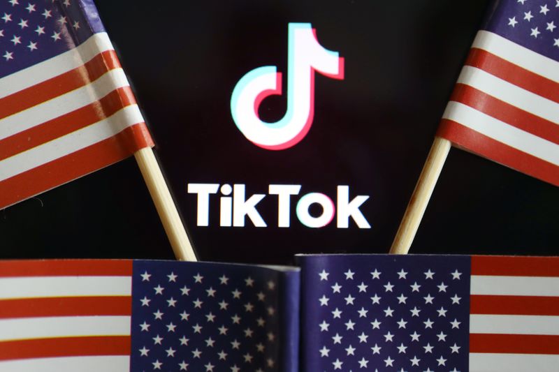 &copy; Reuters. Флаги США и логотип TikTok