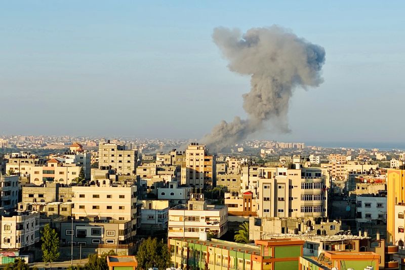 &copy; Reuters. إسرائيل تقصف حماس في غزة بسبب صواريخ وبالونات حارقة