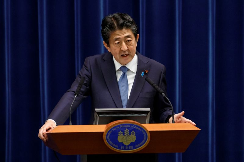 &copy; Reuters. FOTO DE ARCHIVO: El primer ministro japonés, Shinzo Abe, durante una rueda de prensa en Tokio