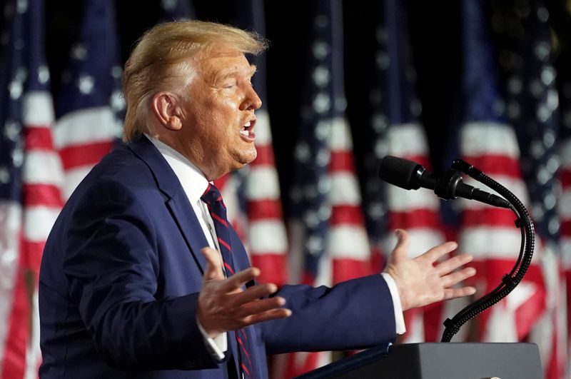 &copy; Reuters. El presidente de los Estados Unidos Donald Trump pronuncia su discurso de aceptación como candidato presidencial republicano en la Casa Blanca en Washington, Estados Unidos, el 27 de agosto de 2020