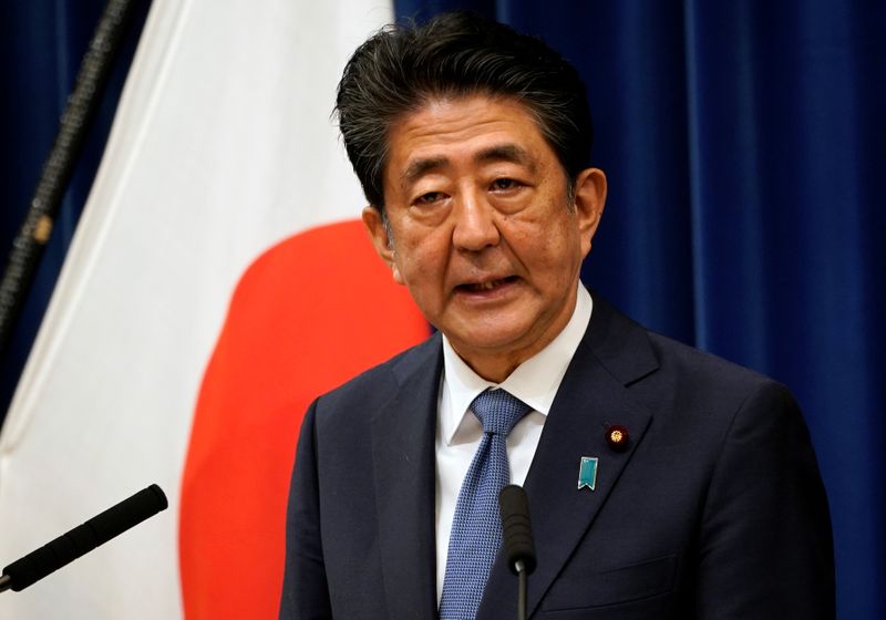 © Reuters. رئيس الوزراء الياباني شينزو آبي يقرر الاستقالة ويعتذر 