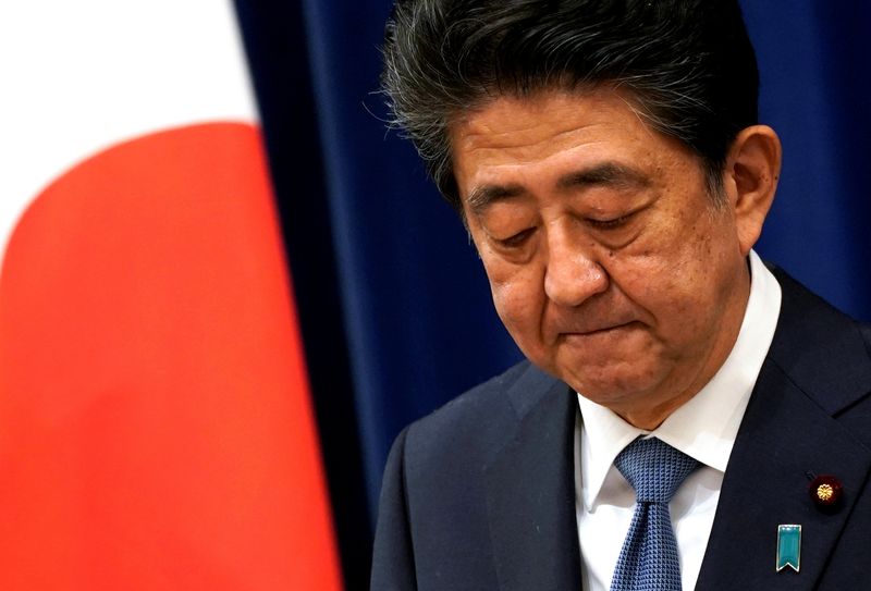 © Reuters. رئيس وزراء اليابان شينزو آبي يستقيل لأسباب صحية