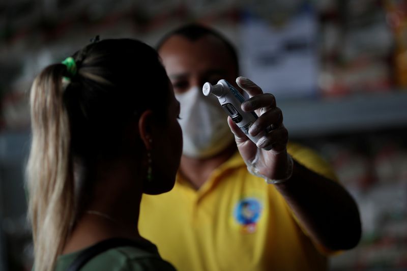 © Reuters. Funcionário de supermercado em Brasília controla a temperatura de cliente