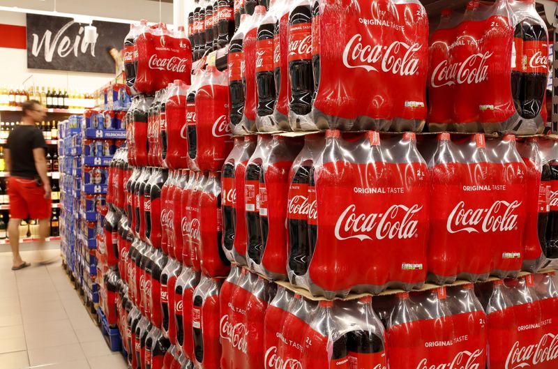 © Reuters. COCA-COLA VA SUPPRIMER DES EMPLOIS DANS LE CADRE D'UNE RESTRUCTURATION
