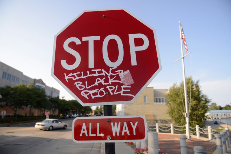 &copy; Reuters. Grafite em placa de trânsito em Kenosha, no Estado norte-americano de Wisconsin