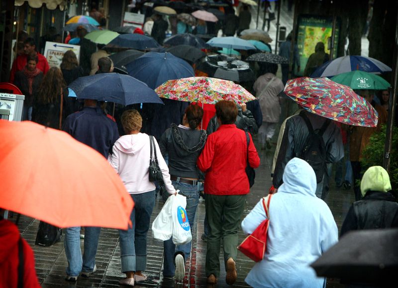 &copy; Reuters. Consumidores na cidade alemã de Stuttgart