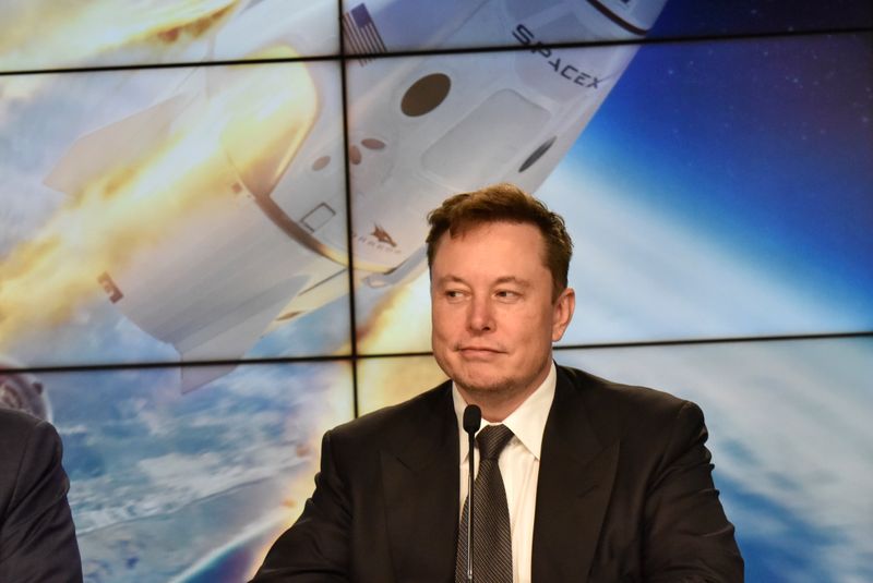 © Reuters. SpaceX founder and chief engineer Elon Musk attends a post-launch news conference to discuss the  SpaceX Crew Dragon astronaut capsule in-flight abort test at the Kennedy Space Center