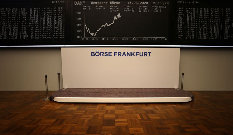 © Reuters. LES BOURSES EUROPÉENNES TERMINENT VENDREDI EN BAISSE