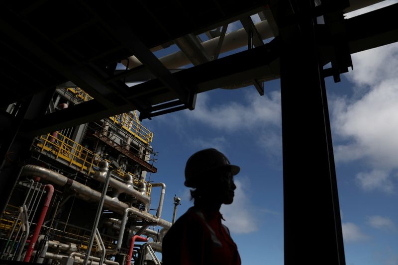 © Reuters. Trabalhador em plataforma da Petrobras na Bacia de Santos, litoral do RJ