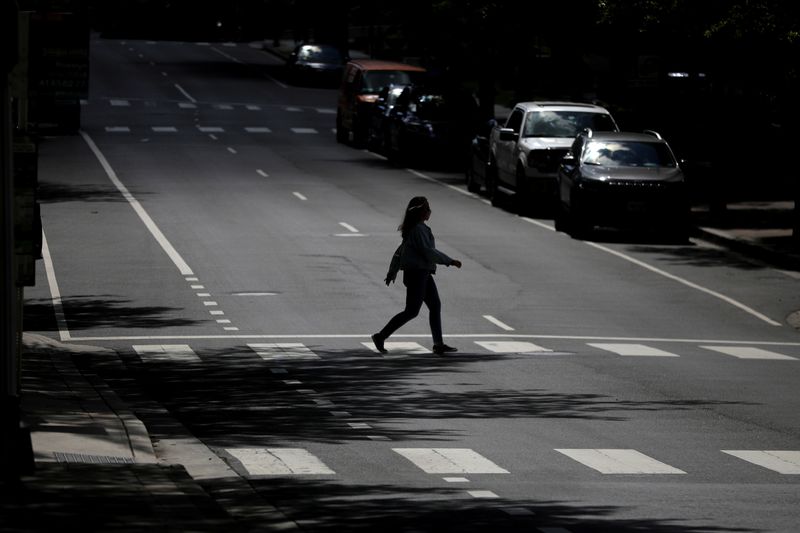 © Reuters. FILE PHOTO: A pedestrian crosses Clarendon Boulevard midday inside the Court House neighborhood in Arlington, Virginia