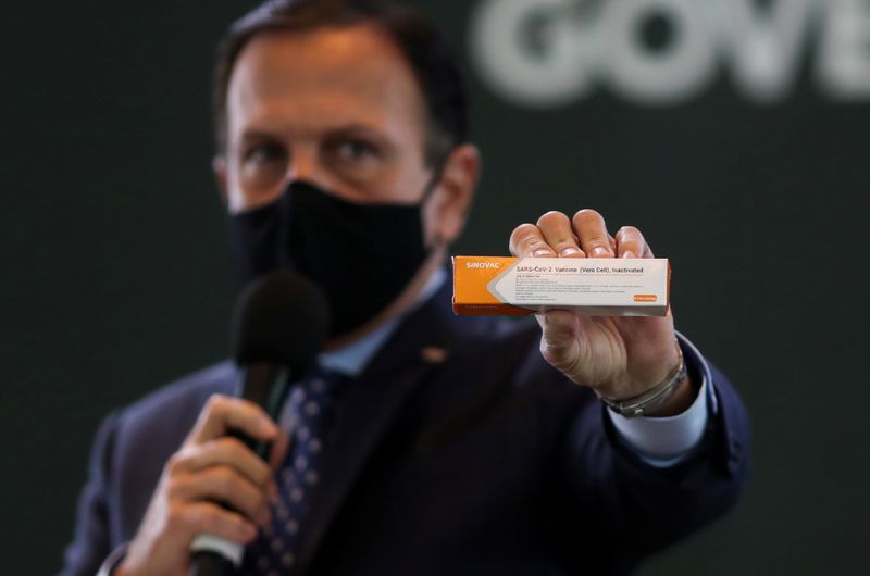 &copy; Reuters. Governador de SP, João Doria, segura caixa da possível vacina para Covid-19 desenvolvida pela Sinovac em parceira com o Instituto Butantan