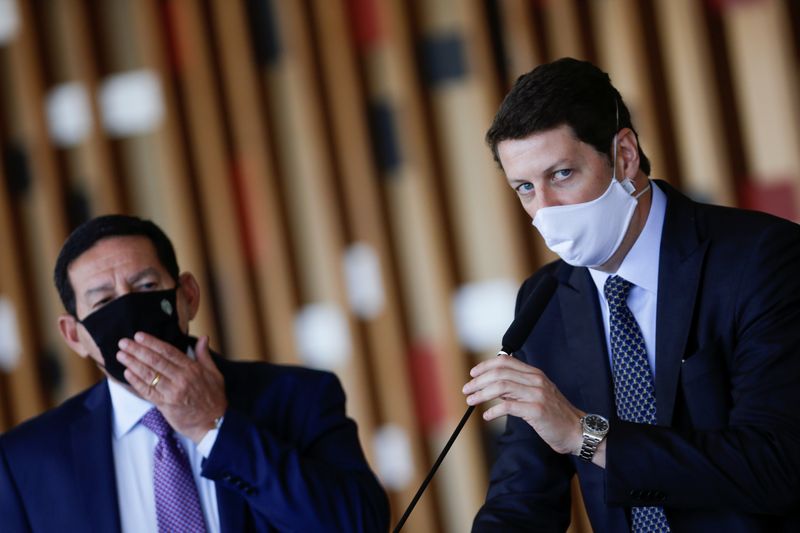 &copy; Reuters. Vice-presidente Hamilton Mourão (à esquerda) ao lado do ministro do Meio Ambiente, Ricardo Salles