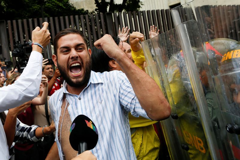 &copy; Reuters. FOTO DE ARCHIVO. Juan Requesens, diputado de la coalición venezolana de partidos de la oposición (MUD), se enfrenta a guardias nacionales durante una protesta ante el Tribunal Supremo de Justicia (TSJ) en Caracas, Venezuela.