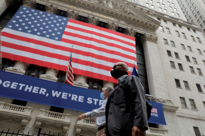 &copy; Reuters. FOTO DE ARCHIVO. Operadores caminan frente al edificio de la bolsa de Nueva York. REUTERS/Lucas Jackson