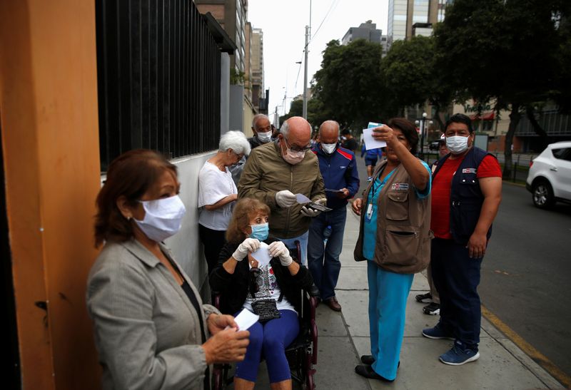 &copy; Reuters. Foto de archivo. Pacientes ancianos hacen fila frente a un centro de salud luego de que el gobierno peruano cerrara las fronteras del país en respuesta al brote de la enfermedad por coronavirus (COVID-19), en Lima