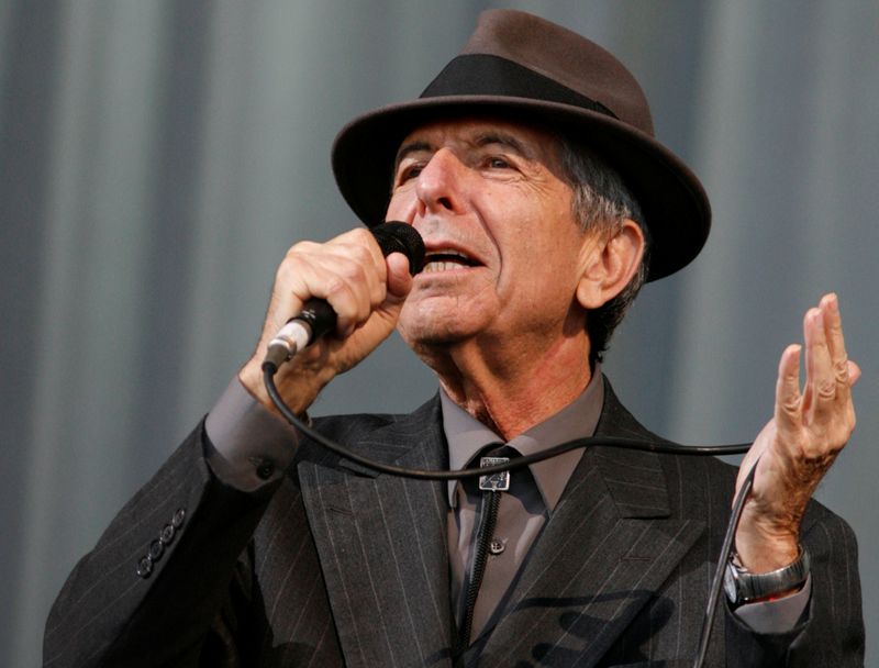 &copy; Reuters. FILE PHOTO: Canadian singer-songwriter Leonard Cohen performs at the Glastonbury Festival 2008 in Somerset