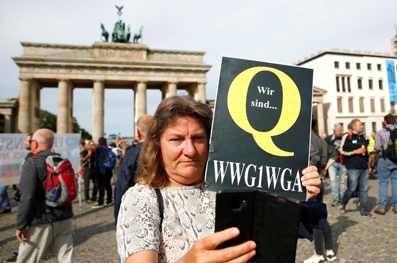 © Reuters. Una mujer sostiene una pancarta durante una manifestación en la Puerta de Brandenburgo en Berlín, Alemania, el 29 de agosto de 2020