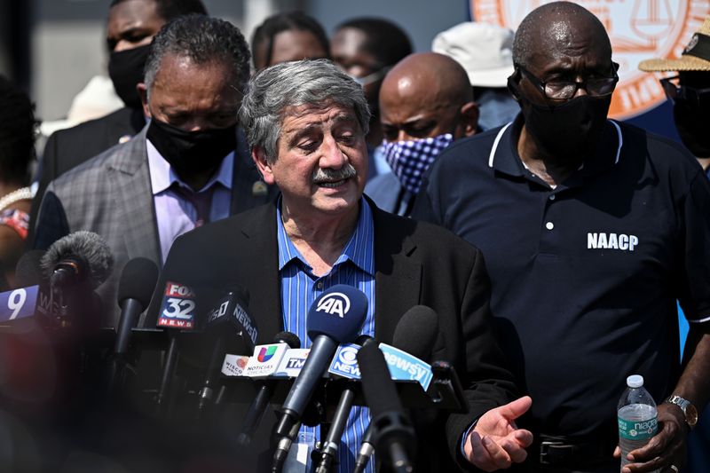 &copy; Reuters. El alcalde de Kenosha, John Antaramian, habla durante la rueda de prensa en Kenosha, Wisconsin, EEUU, el 27 de agosto de 2020