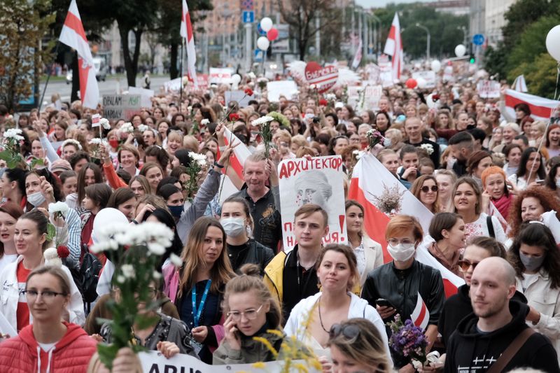 © Reuters. Women attend a demonstration against police brutality following recent protests to reject the presidential election results in Minsk
