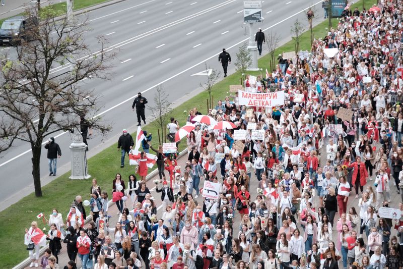 &copy; Reuters. مسيرة نسائية في روسيا البيضاء تطالب الرئيس لوكاشينكو بالتنحي