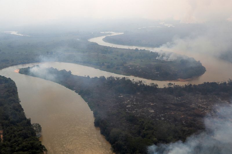 &copy; Reuters. El humo de un incendio forestal envuelve los bosques aledaños al río Cuiaba en el  Pantanal, Poconé, en el estado brasileño de Mato Grosso. Agosto 28, 2020. REUTERS/Amanda Perobelli
