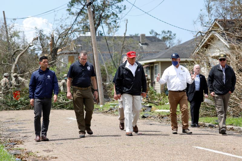 © Reuters. ترامب يتفقد لويزيانا بعد الإعصار لورا