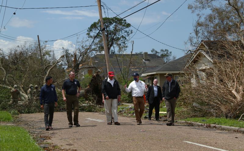 &copy; Reuters. El presidente de Estados Unidos, Donald Trump, visita áreas dañadas por el huracán Laura en Lake Charles, Luisiana, acompañado por autoridades de agencias federales de seguridad interior y de emergencia. Agosto 29, 2020.  REUTERS/Tom Brenner