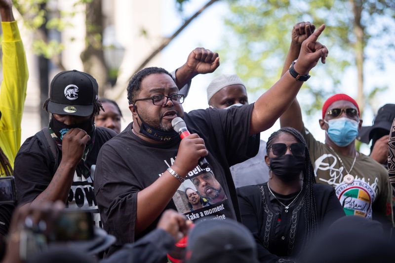 © Reuters. People protest after a Black man identified as Jacob Blake was shot several times by police in Kenosha