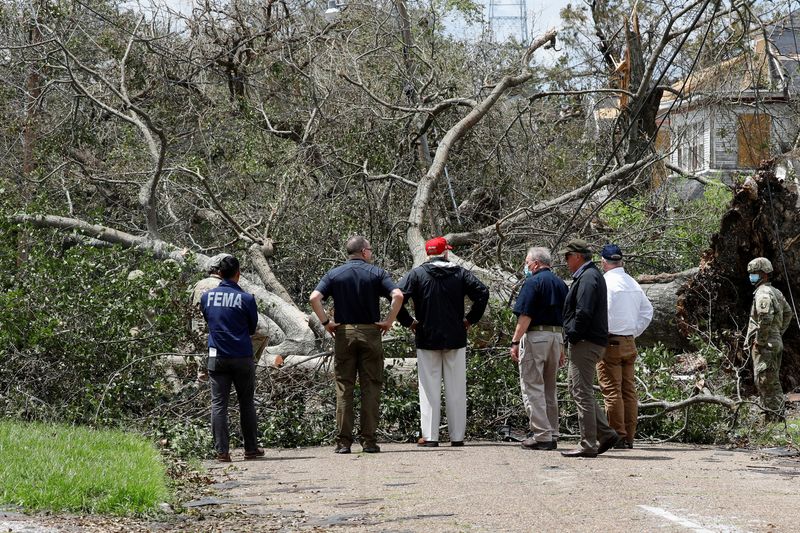 © Reuters. U.S. President Donald Trump visits areas damaged by Hurricane Laura in Lake Charles, Louisiana and Orange, Texas