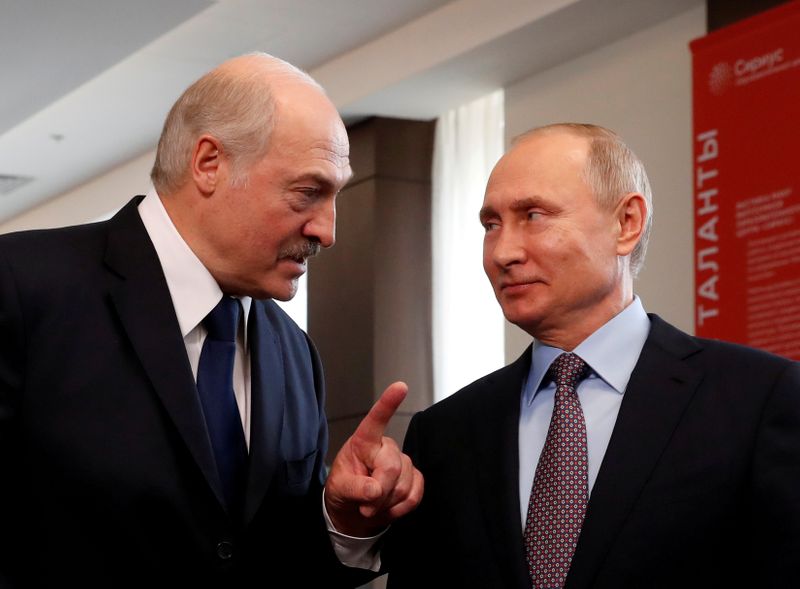 &copy; Reuters. FOTO DE ARCHIVO: El presidente de Bielorrusia Alexander Lukashenko y el presidente de Rusia Vladimir Putin se reúnen en Sochi, Rusia, el 15 de febrero de 2019