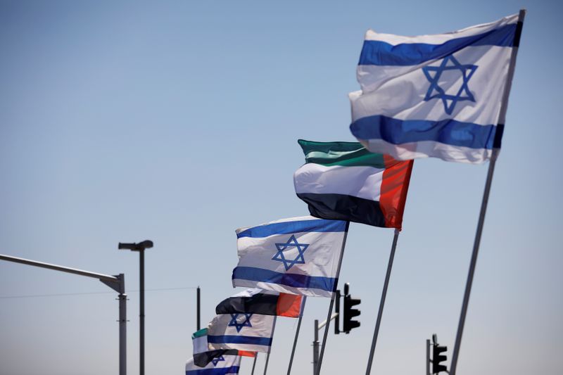 © Reuters. FILE PHOTO: The national flags of Israel and the United Arab Emirates flutter along a highway following the agreement to formalize ties between the two countries, in Netanya