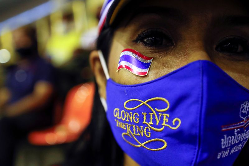 &copy; Reuters. Thai right-wing group &quot;Thai Pakdee&quot; (Loyal Thai) rally in support of the government and the monarchy, in Bangkok