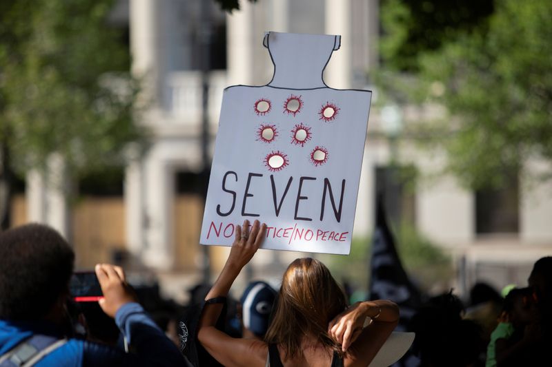 &copy; Reuters. People protest after a Black man identified as Jacob Blake was shot several times by police in Kenosha