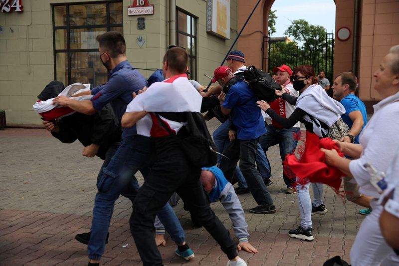 © Reuters. Opposition demonstration to protest against presidential election results in Minsk