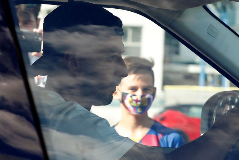 &copy; Reuters. Foto del domingo del delantero del Barcelona Luis Suárez a su llegada para hacerse los controles de coronavirus previos al inicio de la pretemporada