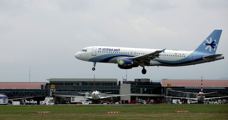 &copy; Reuters. FILE PHOTO: An Interjet Airbus A320 plane arrives at Juan Santamaria Airport in Alajuela