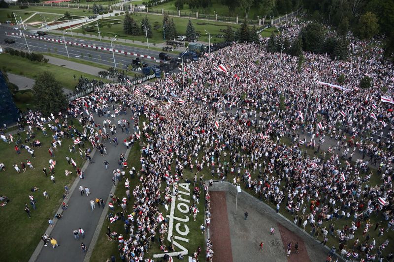 &copy; Reuters. محتجون يحتشدون في مينسك ورئيس روسيا البيضاء يتلقى اتصال تهنئة من بوتين