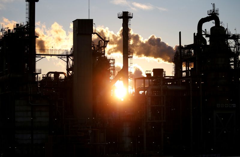 &copy; Reuters. FILE PHOTO: Smoke rises from a factory during sunset at Keihin industrial zone in Kawasaki