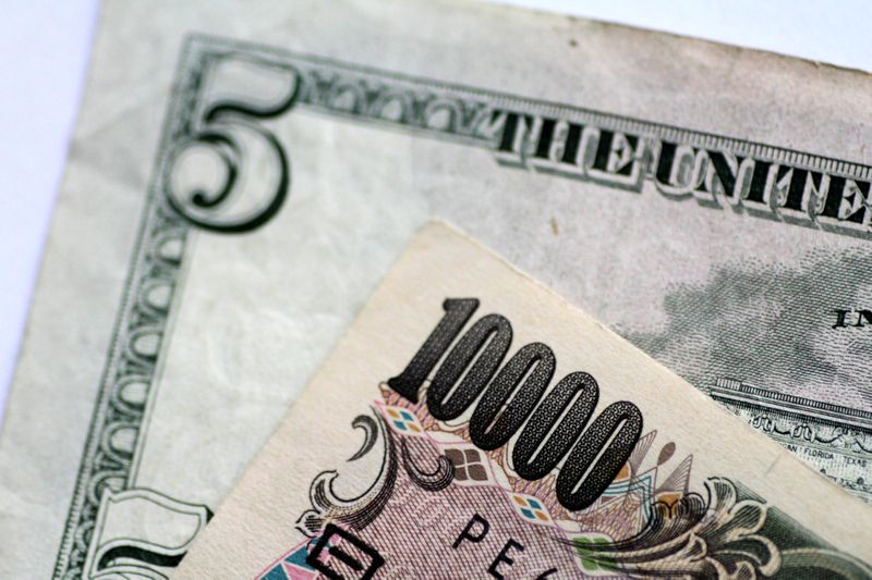 &copy; Reuters. Illustration photo of U.S. Dollar and Japan Yen notes