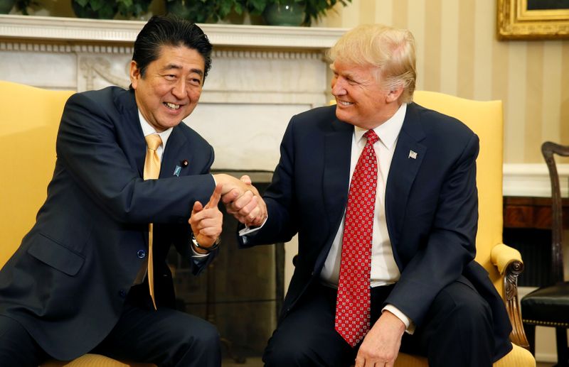 &copy; Reuters. البيت الأبيض: ترامب يبلغ آبي بأنه أعظم رئيس وزراء في اليابان