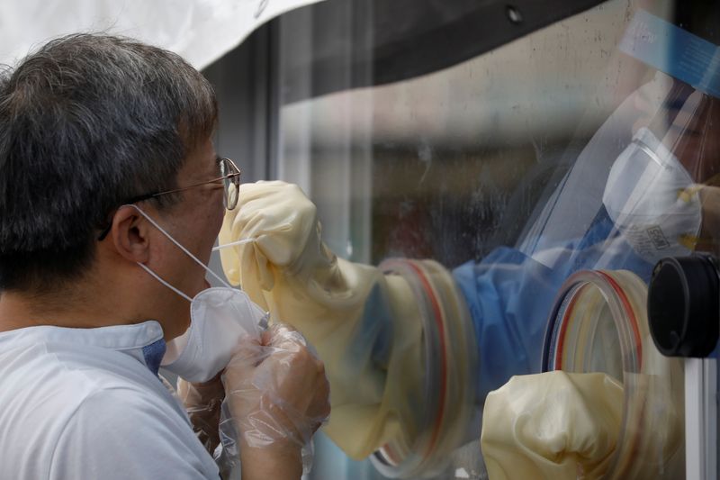 &copy; Reuters. FOTO DE ARCHIVO: Un hombre se somete a una prueba coronavirus (COVID-19) en una clínica improvisada en Seúl, Corea del Sur