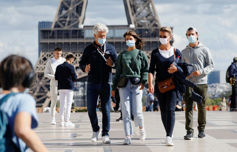 &copy; Reuters. FOTO DE ARCHIVO: Personas con mascarillas en la plaza del Trocadero, cerca de la Torre Eiffel, en París, Francia