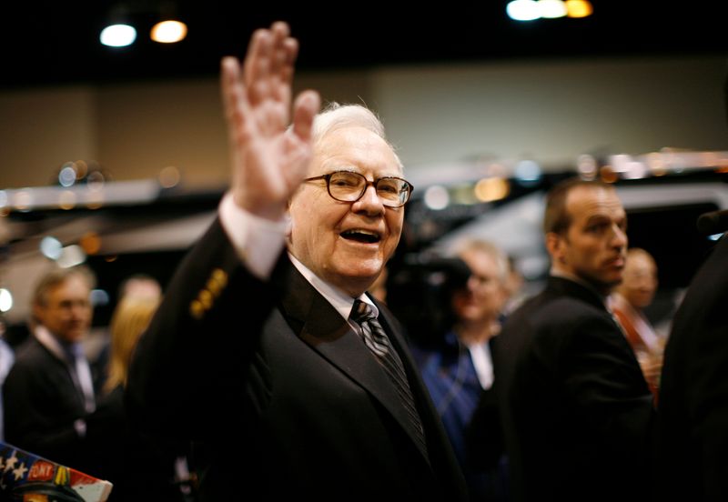 &copy; Reuters. Il miliardario statunitense Warren Buffett durante il Berkshire Hathaway Annual Shareholders meeting in Omaha, Nebraska, 3 maggio 2008
