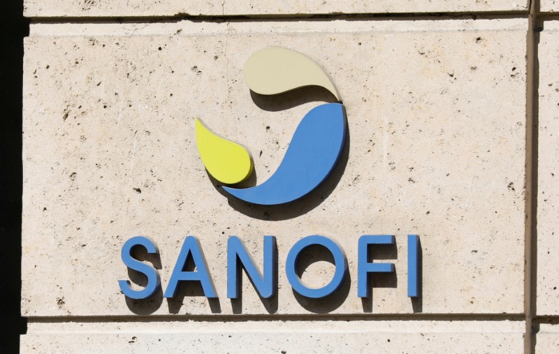 © Reuters. FOTO DE ARCHIVO: Logo de Sanofi en la sede de la compañía en París