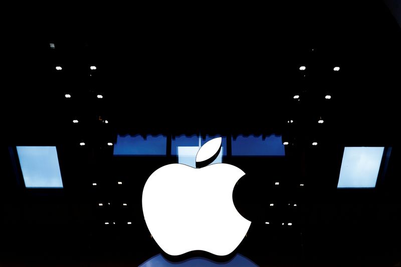 &copy; Reuters. FILE PHOTO: Apple logo is seen on the Apple store at the Marche Saint Germain in Paris
