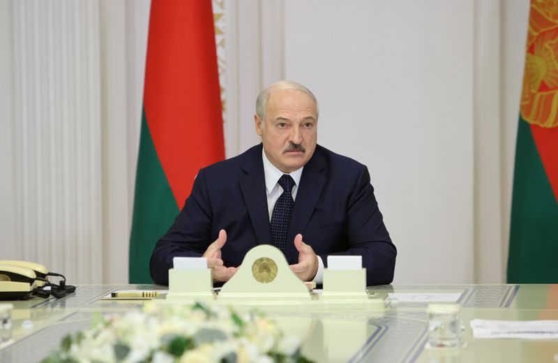 © Reuters. Belarusian President Lukashenko chairs a meeting in Minsk