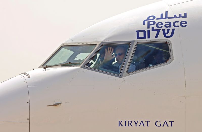 © Reuters. تدابير أمنية مشددة وترحيب بالعربية على أول رحلة من إسرائيل إلى الإمارات