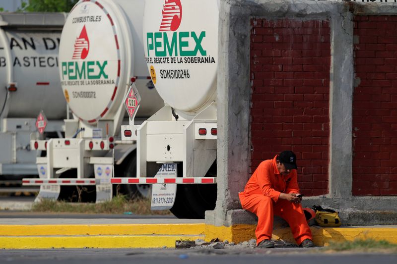 &copy; Reuters. FILE PHOTO: A worker of the Mexican state oil firm PEMEX is pictured during a protest against Senator Samuel Garcia&apos;s proposal to close down the Cadereyta refinery as a measure to lower the levels of pollution in the air, in Cadereyta